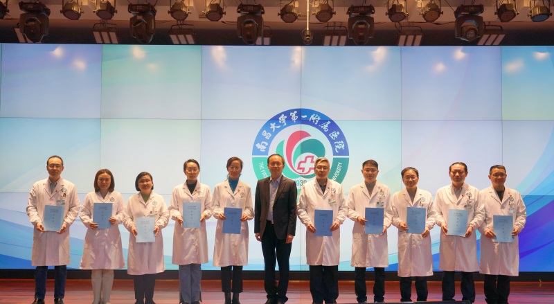 书记分发责任状.jpg