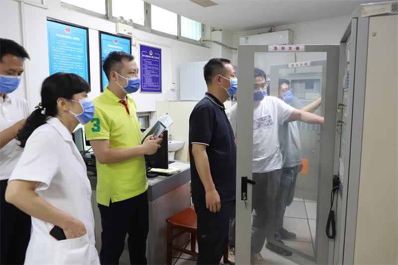 图片4：督察组前往实验室进行专项督查.jpg