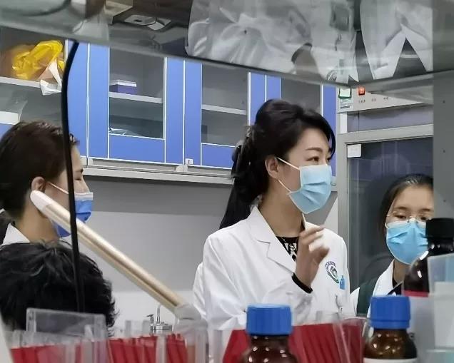 【致敬】“优秀青年教师”朱凌燕：杏林生辉，责任光荣.jpg