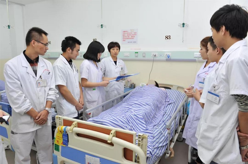“十大教学标兵”冯珍：要守护红土地老百姓的健康.jpg