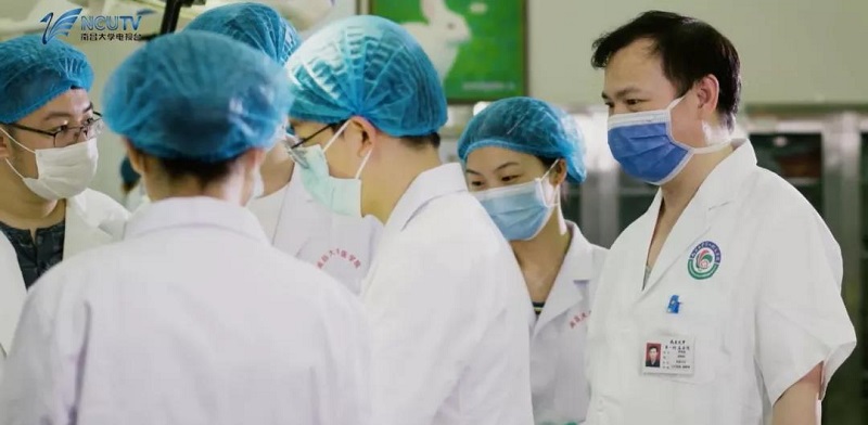 【致敬】“十大教学标兵”雷恩骏：立德树人 醉心育才.jpg