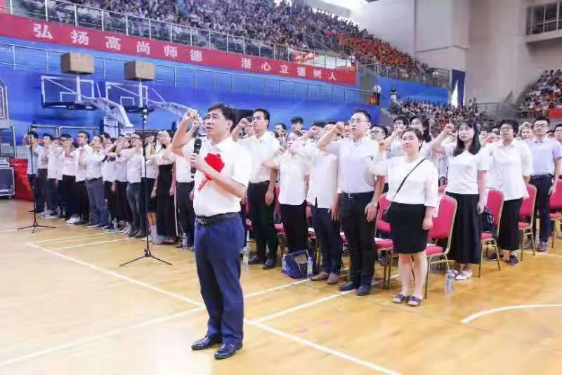【致敬】“十大教学标兵”彭小平：为人师表只求奉献，不图索取.jpg