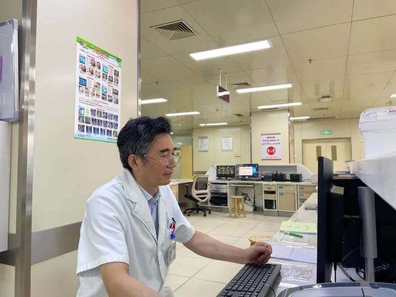 【致敬】“立德树人标兵”周从阳：指导医学人才全面成长的“引路人”.jpg